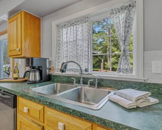 Walkable Shops and Dining.. Family size & Dog Friendly - Irvington - Kitchen