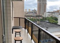 Fb HOME Guaruja- Apartamento proximo as praias da Enseada e Pitangueiras - WI FI - Guarujá - Balcón