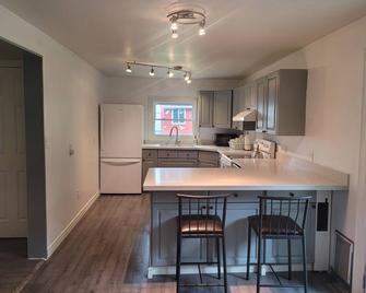 This Cozy place close to everywhere. Enjoy your stay! - Georgina - Kitchen
