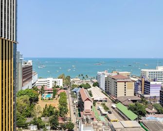 Many Holiday The Base Condo - Pattaya