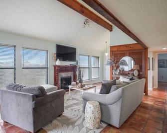 #39 The Coastal Condo - The Place for a Perfect Beach Vacay - Matagorda - Living room
