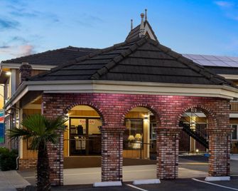 Ramada Bayside Inn & Suites Eureka - Eureka - Bygning