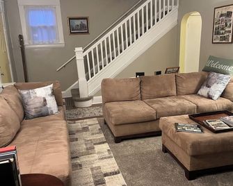Completely renovated 3-bedroom home conveniently located in Wheeling, WV - Wheeling - Living room