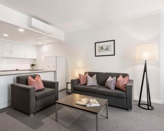 Franklin Apartments - Adelaide - Oturma odası