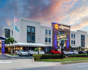 La Quinta Inn & Suites by Wyndham St. Petersburg Northeast - Saint Petersburg - Building