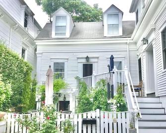 Best Location In Ptown ,cozy 1 Bedroom, Water View - Provincetown - Building