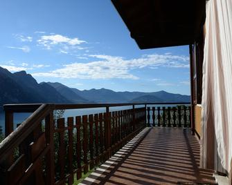 Charming house with prefect views overlooking Lago d Iseo, Monte Isola - Riva di Solto - Balkon