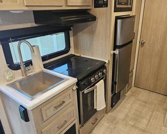 Cozy RV with AC and WiFi in charming Menifee privateclose to temecula winery. - Menifee - Cocina