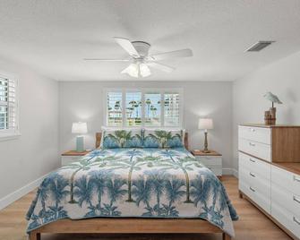 Island House Beach Resort V11 - Siesta Key - Bedroom