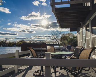 Relaxing Lakefront Cottage With Beautiful Views- 6 Kayaks + King Size Bed! - Orion Township - Balcony