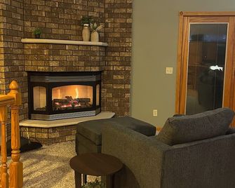 Quiet Spacious 5-Bedroom House or Crafting Retreat In Chilton, WI! - Chilton - Living room