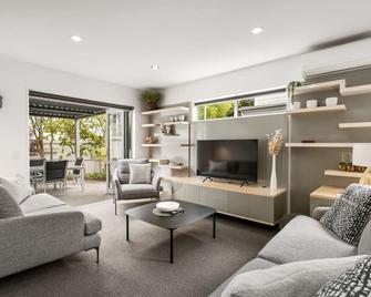 Convenient Urban Townhouse 2 carparks available - 基督城 - 客廳