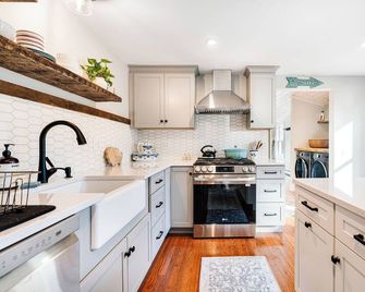 The Pines- Luxury Norwich home 5 miles to Dartmouth - Norwich - Kitchen