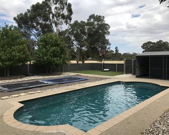 Very Large 4 Bedroom House and Pool - Echuca Village - Piscina