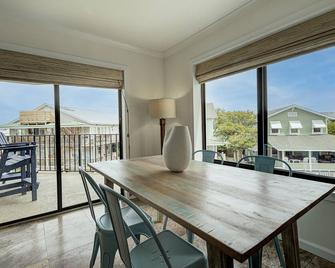 Ocean Views, Balcony, Pool, Steps To Beach Restaurants Shops - Wrightsville Beach - Essbereich