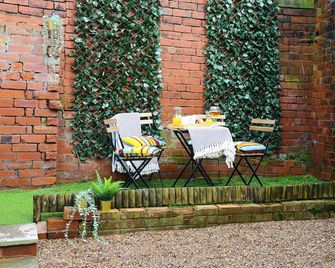 Delightful 2 bed town centre house, sleeps 4 - Barnsley - Patio