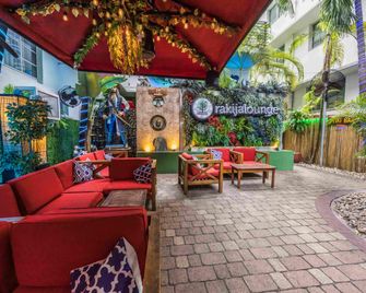 ذا كنت هوتل - ميامي بيتش - شرفة مرصوفة