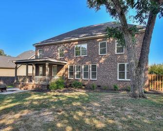 Spacious 5-bed fully furnished house in welcoming Evans with fitness room, WiFi - Evans - Building