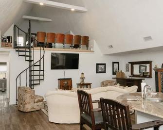 Beautiful 2 Bedroom 1.5 Bathroom home with stocked fishing ponds. - DeRidder - Dining room