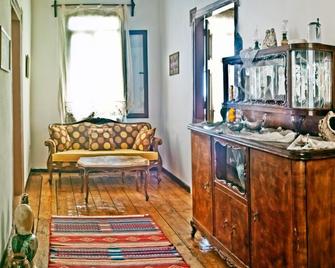 Sakli Konak - Karaburun