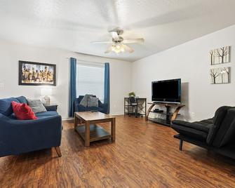 Charming home w/ Fenced Yard On Quiet Street (98) - Meridian - Living room