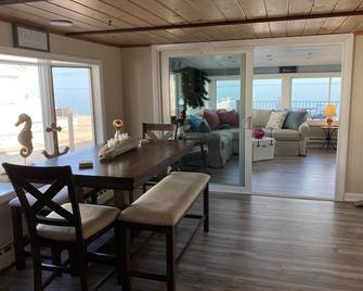 Waterfront Beach House - Clinton - Dining room