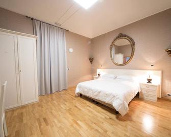 Hotel Globo Suite - San Remo - Bedroom