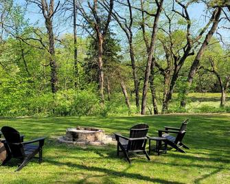 Private Home Near Wi Dells,on Lake, 1+acre, Private Pier,free Firewood, Fire Pit - Adams - Patio