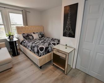 Cozy 2 Bedroom Loft with All the Essentials --- - Amherstburg - Bedroom