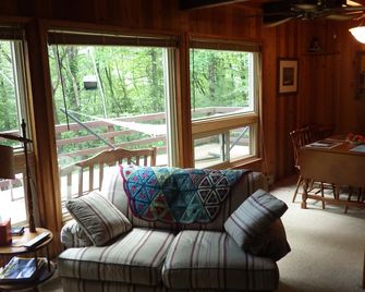 Lindal cedar home located next to Dupont State Recreational Forest. - Cedar Mountain - Living room