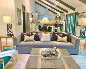 The Stella Experience on Lake Toxaway!! - Lake Toxaway - Living room