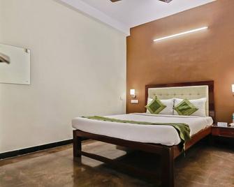 Itsy By Treebo - Prakasam Residency With Roadside View - Pondicherry - Bedroom