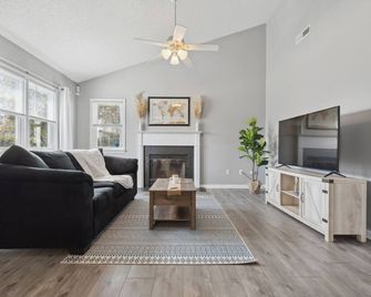 Charming 3-bedroom cottage in Wilmington close to Wrightsville Beach - Wilmington - Living room