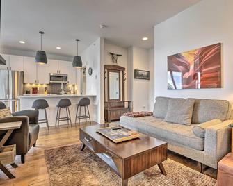 Grand Lake Condo with Balcony and Mountain Views - Grand Lake - Wohnzimmer