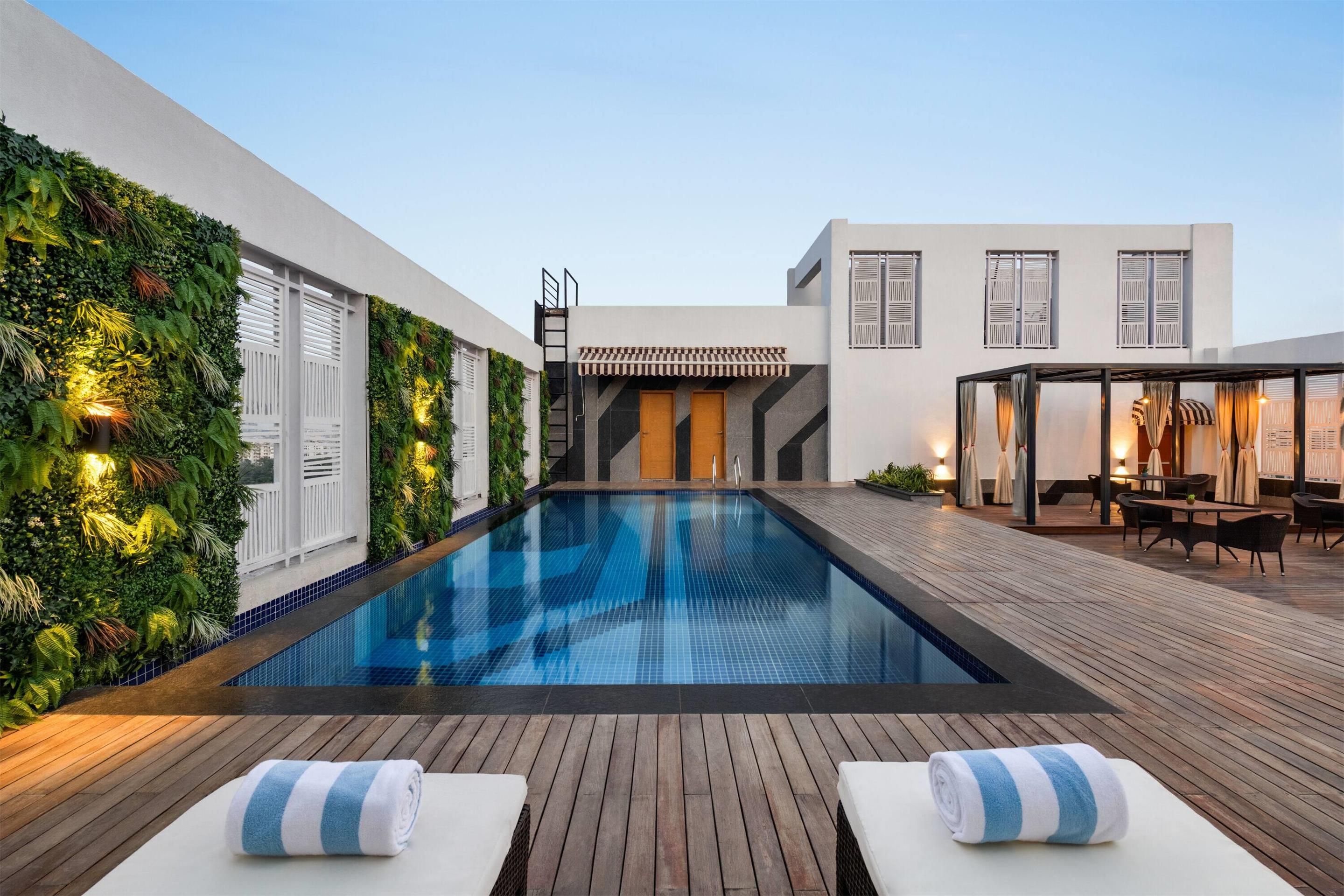 Ramada by Wyndham Ghaziabad Vasundhara - Ghaziabad - Pool