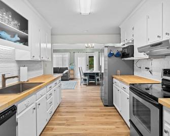 The High Rock Hideout is a 3-bedroom home on High Rock Lake - Lexington - Keuken