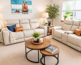 Puffin Perch 3 Bed 2.5 Bath House & Save 10% on Rental Car in 2026 - Kodiak - Sala de estar