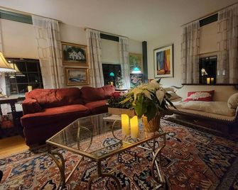 Uncover rich American history and coastal charm when you stay with us! - Westport - Living room