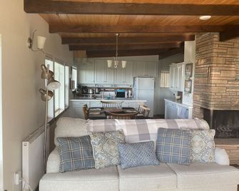 Newly Renovated Oceanfront Beach House - Crescent City - Stue