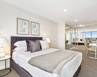 Stylish 1-Bed Apartment with Balcony, Sauna & Gym - Richmond - Bedroom