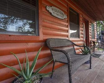 Cabin 2 Rental 15 minutes from Magnolia and Baylor - Waco - Patio