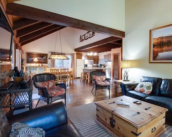 Basecamp for endless adventure, perfect Black Butte location - Hot Tub! - Sisters - Living room