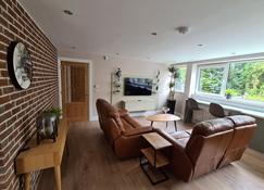 Perfect Luxury 2 bedroom, 3 bathroom apartment. 5 star reviews, laundry. - Cork - Huiskamer