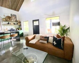 Curated abode w/ close proximity to National Parks - Richfield - Obývací pokoj