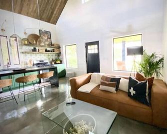 Curated abode w/ close proximity to National Parks - Richfield - Huiskamer
