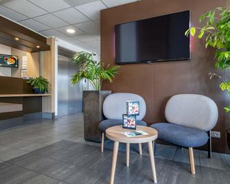 B&B HOTEL Niort Marais Poitevin Est - Ніор - Лоббі