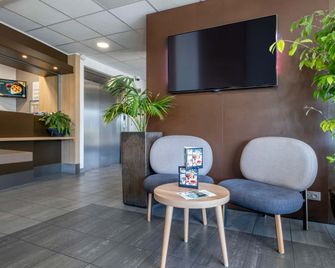 B&B HOTEL Niort Marais Poitevin Est - ניור - לובי