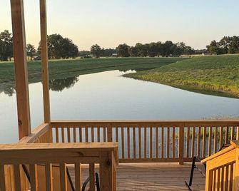 Contemporary 2-bedroom new construction cabin in pleasant Davis with AC, WiFi - Davis - Balcón
