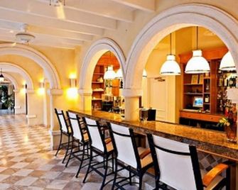 Villa 106: First Floor 2 Bed, Ocean Front, Sleeps 4-5 - Providenciales - Bar