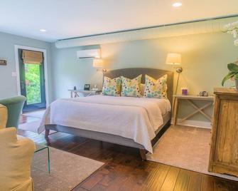 Studio on Shem Creek with a Deep Water Dock & Views of Freshwater Lake - Mount Pleasant - Bedroom